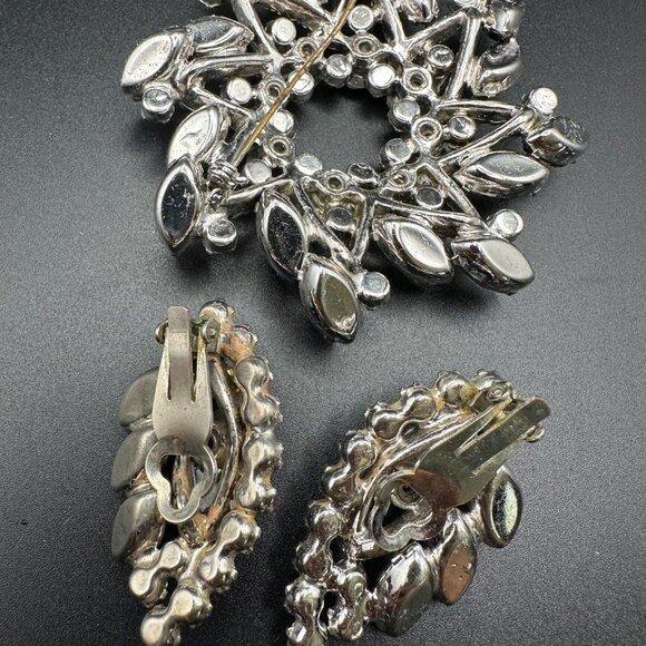 Vintage Juliana D&E Large Blue Rhinestones Brooch and Clip on Earrings Set - Picture 15 of 16